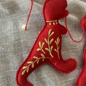 Hímzett dinó karácsonyfadísz  piros-arany kézműves dekoráció - karácsony - karácsonyi lakásdekoráció - karácsonyfadíszek - Meska.hu