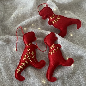 Hímzett dinó karácsonyfadísz  piros-arany kézműves dekoráció, Karácsony, Karácsonyi lakásdekoráció, Karácsonyfadíszek, Hímzés, Varrás, MESKA