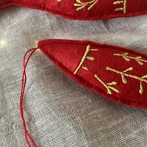 Hímzett hal karácsonyfadísz  piros-arany kézműves dekoráció - karácsony - karácsonyi lakásdekoráció - karácsonyfadíszek - Meska.hu