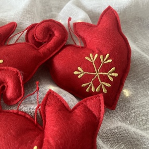 Hímzett macska karácsonyfadísz szív formában  piros textilfilc - karácsony - karácsonyi lakásdekoráció - karácsonyfadíszek - Meska.hu