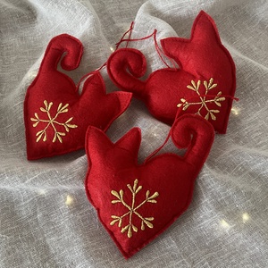 Hímzett macska karácsonyfadísz szív formában  piros textilfilc, Karácsony, Karácsonyi lakásdekoráció, Karácsonyfadíszek, Hímzés, Varrás, MESKA