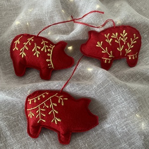Kézzel hímzett malac karácsonyfadísz  piros textilfilc arany mintával, Karácsony, Karácsonyi lakásdekoráció, Karácsonyfadíszek, Hímzés, Varrás, MESKA