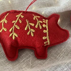 Kézzel hímzett malac karácsonyfadísz  piros textilfilc arany mintával - karácsony - karácsonyi lakásdekoráció - karácsonyfadíszek - Meska.hu