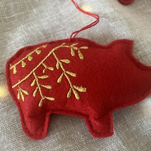 Kézzel hímzett malac karácsonyfadísz  piros textilfilc arany mintával - karácsony - karácsonyi lakásdekoráció - karácsonyfadíszek - Meska.hu