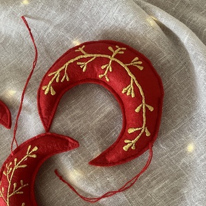 Kézzel hímzett hold karácsonyfadísz  piros textilfilc, arany minta - karácsony - karácsonyi lakásdekoráció - karácsonyfadíszek - Meska.hu