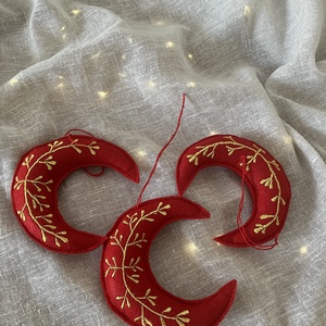 Kézzel hímzett hold karácsonyfadísz  piros textilfilc, arany minta, Karácsony, Karácsonyi lakásdekoráció, Karácsonyfadíszek, Hímzés, Varrás, MESKA