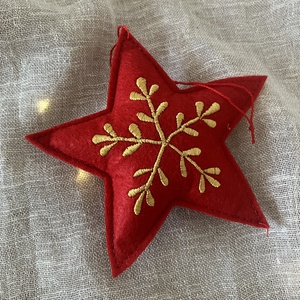 Kézzel hímzett arany mintás textilfilc csillag karácsonyfadísz - karácsony - karácsonyi lakásdekoráció - karácsonyfadíszek - Meska.hu