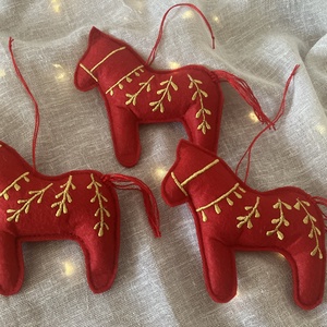 Kézzel hímzett ló alakú karácsonyfadísz  piros textilfilc - karácsony - karácsonyi lakásdekoráció - karácsonyfadíszek - Meska.hu
