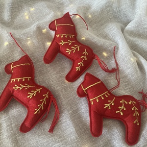 Kézzel hímzett ló alakú karácsonyfadísz  piros textilfilc, Karácsony, Karácsonyi lakásdekoráció, Karácsonyfadíszek, Hímzés, Varrás, MESKA