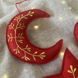 Kézzel hímzett arany mintás textilfilc csillag-hold-szív karácsonyfadísz - karácsony - karácsonyi lakásdekoráció - karácsonyfadíszek - Meska.hu