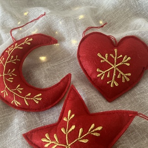 Kézzel hímzett arany mintás textilfilc csillag-hold-szív karácsonyfadísz - karácsony - karácsonyi lakásdekoráció - karácsonyfadíszek - Meska.hu