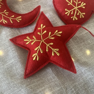Kézzel hímzett arany mintás textilfilc csillag-hold-szív karácsonyfadísz - karácsony - karácsonyi lakásdekoráció - karácsonyfadíszek - Meska.hu