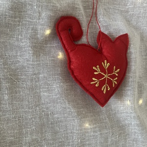 Hímzett macska karácsonyfadísz szív formában  piros textilfilc - karácsony - karácsonyi lakásdekoráció - karácsonyfadíszek - Meska.hu