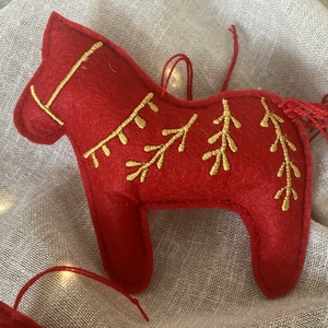 Kézzel hímzett ló alakú karácsonyfadísz  piros textilfilc - Meska.hu