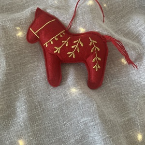 Kézzel hímzett ló alakú karácsonyfadísz  piros textilfilc - karácsony - karácsonyi lakásdekoráció - karácsonyfadíszek - Meska.hu