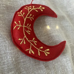 Kézzel hímzett hold karácsonyfadísz  piros textilfilc, arany minta - Meska.hu