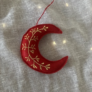 Kézzel hímzett hold karácsonyfadísz  piros textilfilc, arany minta - karácsony - karácsonyi lakásdekoráció - karácsonyfadíszek - Meska.hu