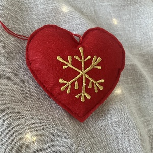 Hímzett szív karácsonyfadísz  piros textilfilc, arany hímzéssel - Meska.hu