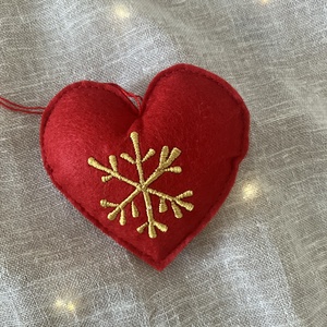 Hímzett szív karácsonyfadísz  piros textilfilc, arany hímzéssel - karácsony - karácsonyi lakásdekoráció - karácsonyfadíszek - Meska.hu