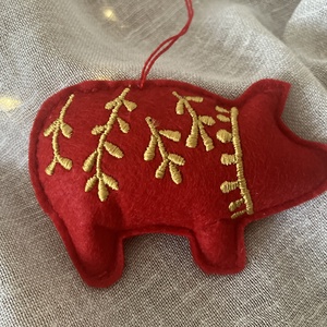 Kézzel hímzett malac karácsonyfadísz  piros textilfilc arany mintával - Meska.hu
