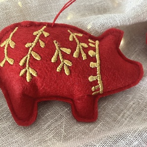 Kézzel hímzett malac karácsonyfadísz  piros textilfilc arany mintával - karácsony - karácsonyi lakásdekoráció - karácsonyfadíszek - Meska.hu