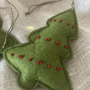 Fenyőfa alakú karacsonyfadísz - Meska.hu