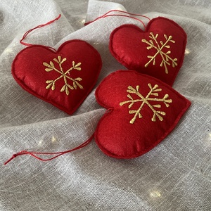 3 db Hímzett szív karácsonyfadísz � piros textilfilc, arany hímzéssel - Meska.hu