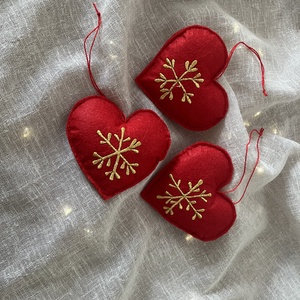 3 db Hímzett szív karácsonyfadísz � piros textilfilc, arany hímzéssel - karácsony - karácsonyi lakásdekoráció - karácsonyfadíszek - Meska.hu