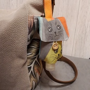 Táskára erősíthető cicamintás kézfertőtlenítő tartó -  - Meska.hu