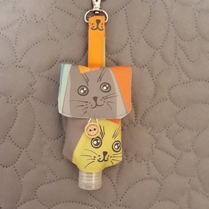 Táskára erősíthető cicamintás kézfertőtlenítő tartó -  - Meska.hu