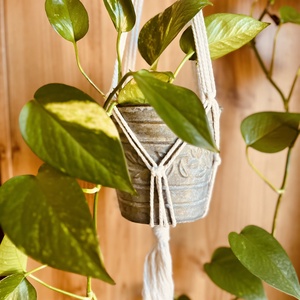 Függő makramé virágtartó Planta (natúr-fehér)  - otthon & életmód - dekoráció - virágdísz és tartó - virágtartó - Meska.hu