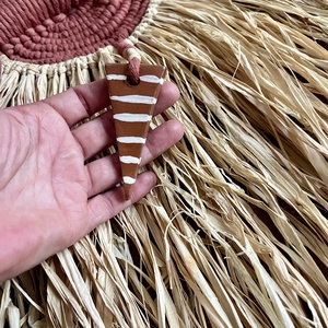 Triángulo bohém S makramé fonal+raffia dekor (vörös, natúr) - otthon & életmód - dekoráció - fali és függő dekoráció - falra akasztható dekor - Meska.hu
