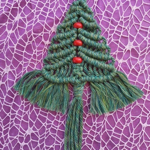 Makramé fenyőfa lakásdekoráció, ablak vagy ajtódísz - Meska.hu