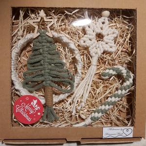 Makramé ajándékdoboz karácsonyi díszekkel - Meska.hu