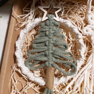 Makramé ajándékdoboz karácsonyi díszekkel - karácsony - karácsonyi lakásdekoráció - karácsonyfadíszek - Meska.hu