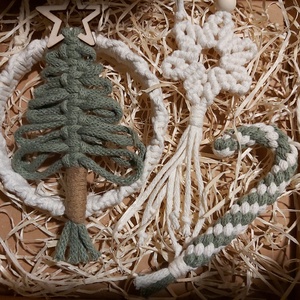 Makramé ajándékdoboz karácsonyi díszekkel - karácsony - karácsonyi lakásdekoráció - karácsonyfadíszek - Meska.hu