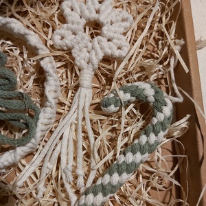 Makramé ajándékdoboz karácsonyi díszekkel - karácsony - karácsonyi lakásdekoráció - karácsonyfadíszek - Meska.hu