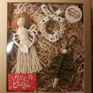 Makramé ajándékdoboz karácsonyi díszekkel - karácsony - karácsonyi lakásdekoráció - karácsonyfadíszek - Meska.hu