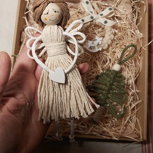 Makramé ajándékdoboz karácsonyi díszekkel - karácsony - karácsonyi lakásdekoráció - karácsonyfadíszek - Meska.hu