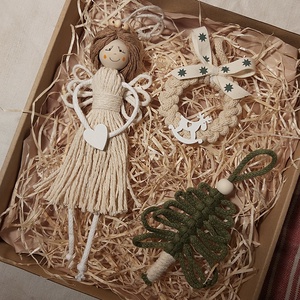Makramé ajándékdoboz karácsonyi díszekkel - Meska.hu