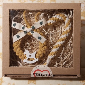 Makramé ajándékdoboz karácsonyi díszekkel - karácsony - karácsonyi lakásdekoráció - karácsonyfadíszek - Meska.hu