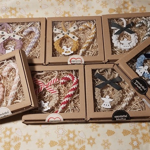 Makramé ajándékdoboz karácsonyi díszekkel - karácsony - karácsonyi lakásdekoráció - karácsonyfadíszek - Meska.hu