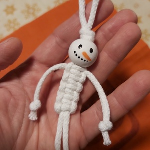 Makramé Karácsonyi figura - táska & tok - kulcstartó & táskadísz - táskadísz - Meska.hu