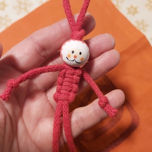 Makramé Karácsonyi figura - táska & tok - kulcstartó & táskadísz - táskadísz - Meska.hu