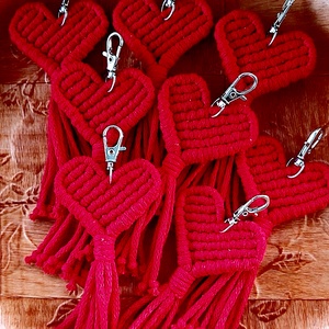 Klasszikus piros Valentin napi makramé szívecskés kulcstartó vagy táskadísz - táska & tok - kulcstartó & táskadísz - táskaakasztó - Meska.hu