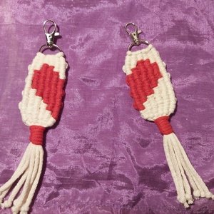 Páros Valentin napi makramé szívecskés kulcstartó vagy táskadísz - táska & tok - kulcstartó & táskadísz - táskaakasztó - Meska.hu