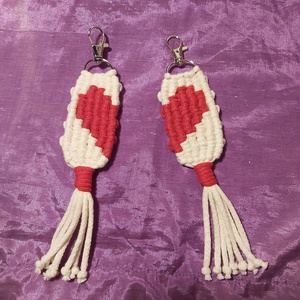 Páros Valentin napi makramé szívecskés kulcstartó vagy táskadísz - táska & tok - kulcstartó & táskadísz - táskaakasztó - Meska.hu