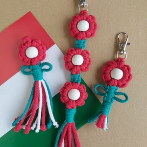 Nemzeti színű makramé szett (kitűző, kulcstartó és táskadísz) - Meska.hu