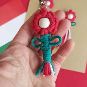 Nemzeti színű makramé szett (kitűző, kulcstartó és táskadísz) - táska & tok - kulcstartó & táskadísz - táskaakasztó - Meska.hu