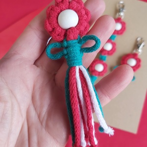 Nemzeti színű makramé szett (kitűző, kulcstartó és táskadísz) - táska & tok - kulcstartó & táskadísz - táskaakasztó - Meska.hu